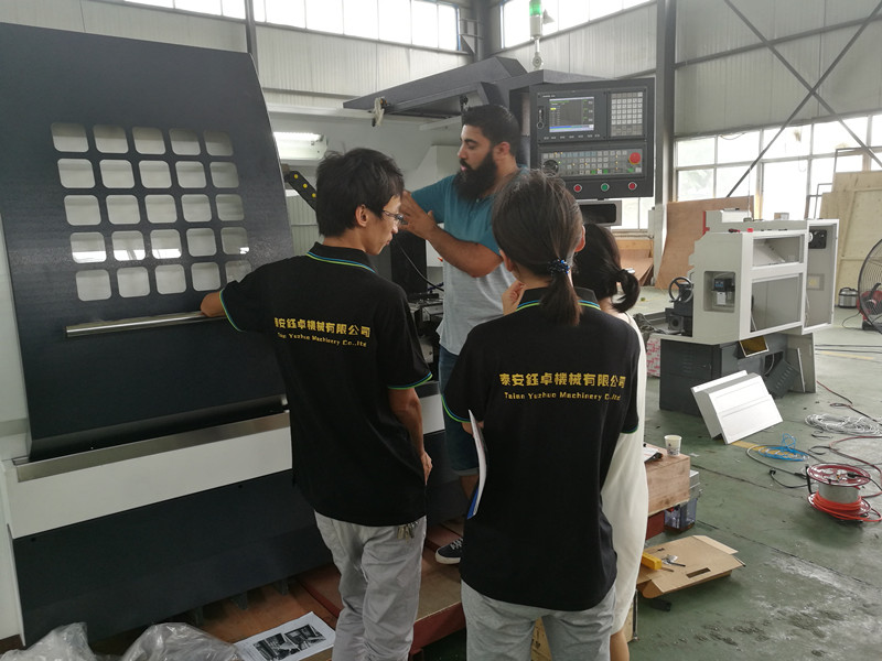 山東數(shù)控車床生產廠家-英國簽單客戶前來培訓學習